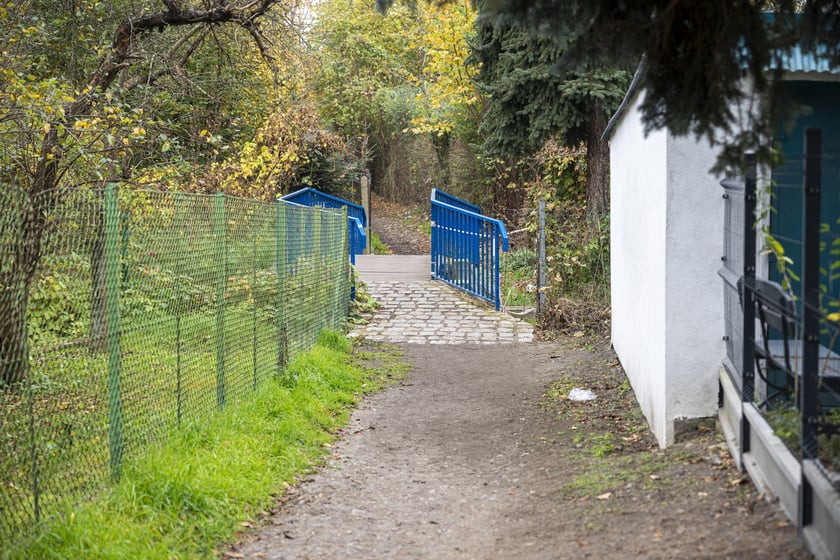 Muchobór Wielki. Tak przed remontem wyglądało przejście przez strumień Kasina łączące ulicę Stanisławowską z Samborską